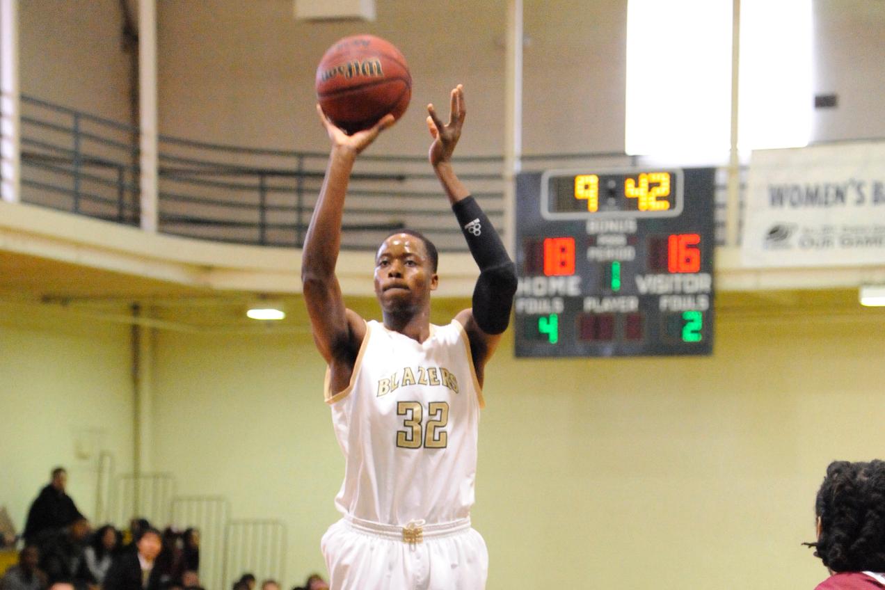 Men&rsquo;s Basketball Powers Past Regis College, 77-68