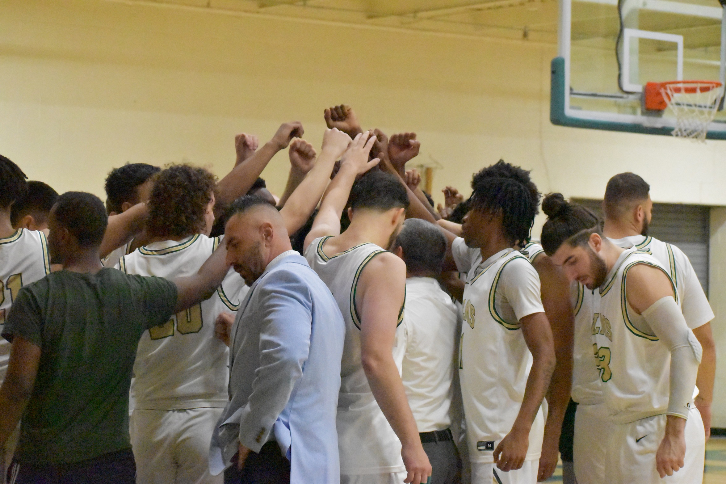 Men's Basketball Topped by Bulldogs