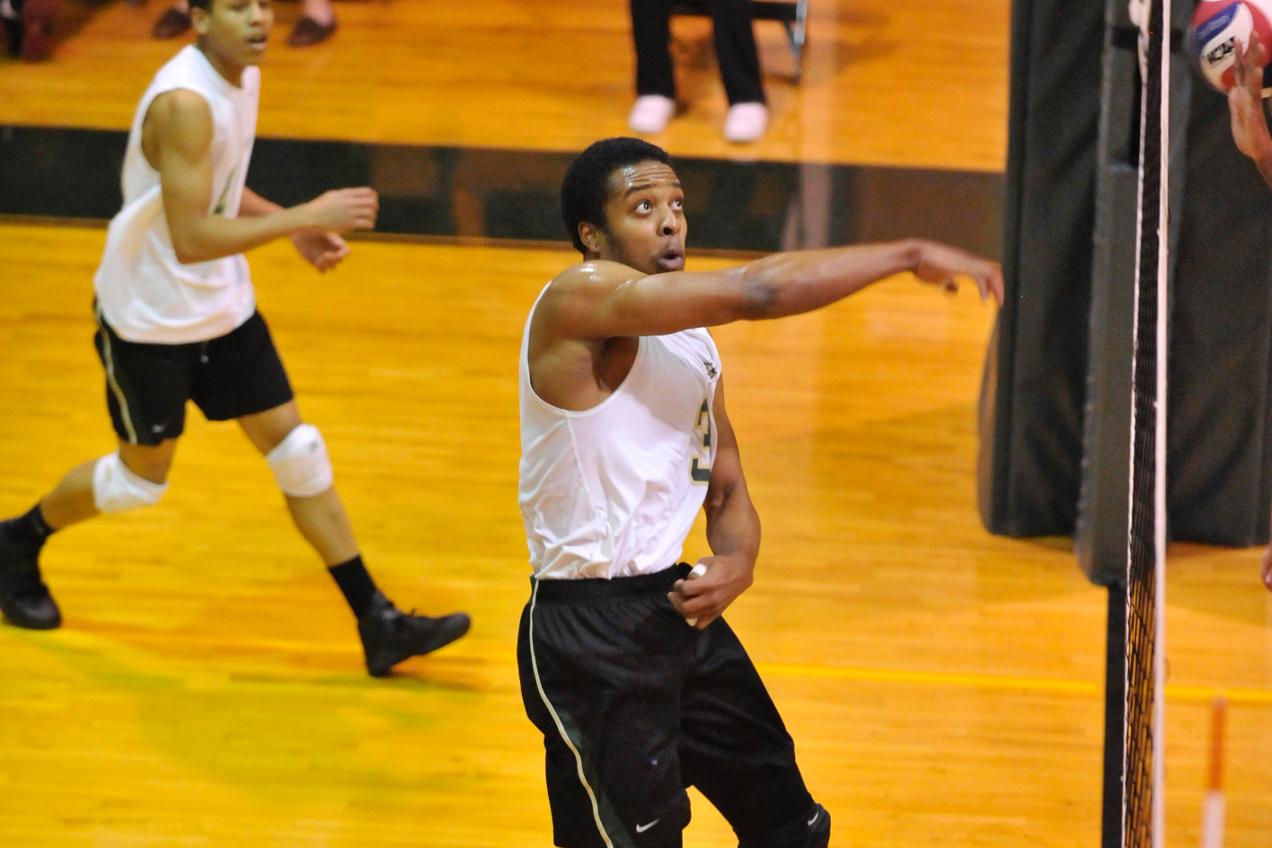 Men&rsquo;s Volleyball Falls to Regis College, 3-1