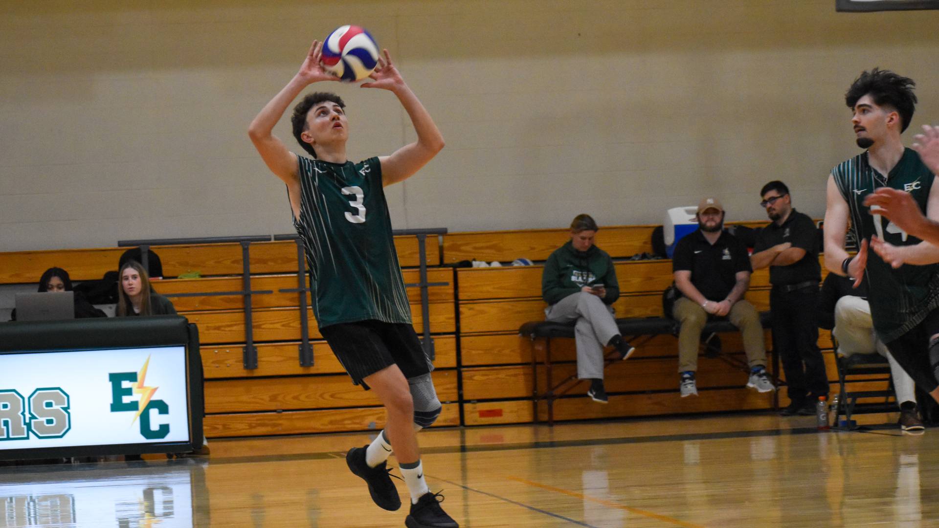 Men's Volleyball Splits Conference Tri-Match at Wentworth