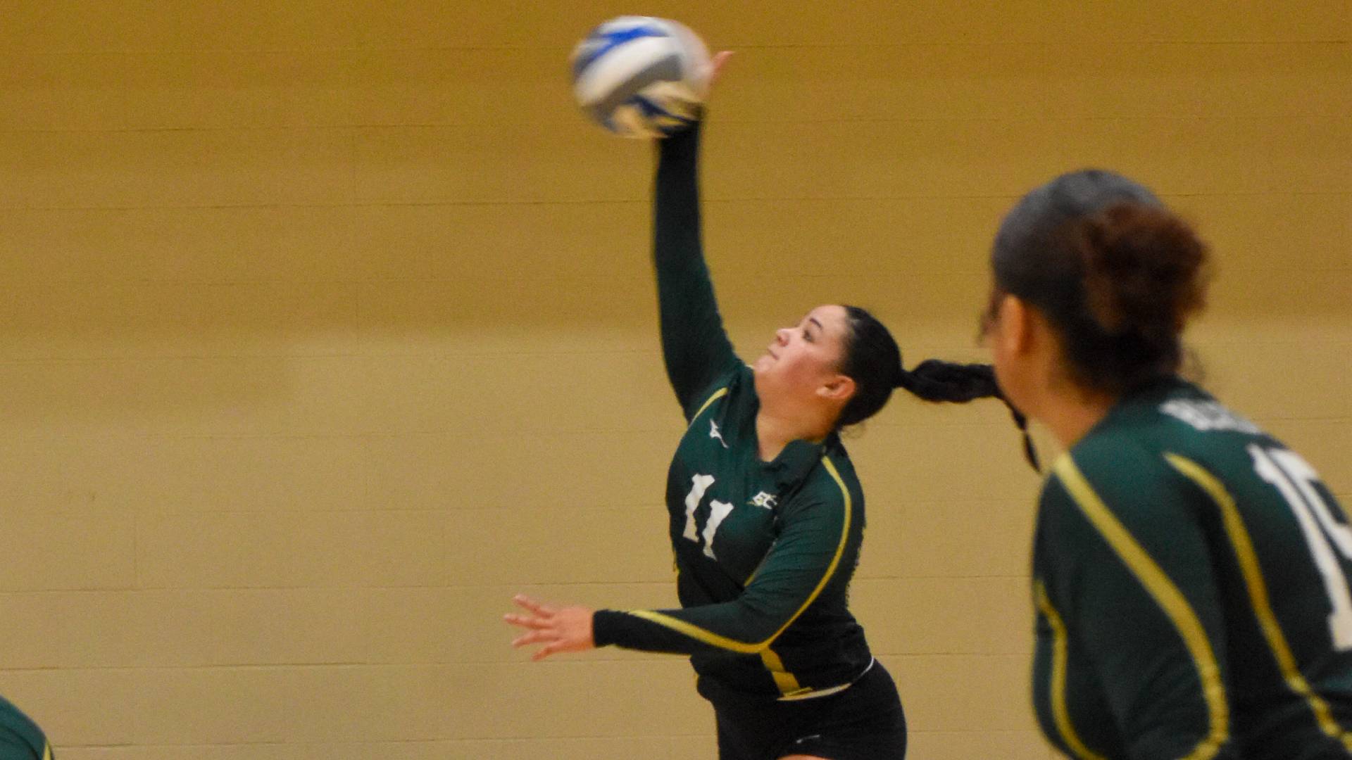 Women's Volleyball Sinks Mass. Maritime with a 3-1 Victory