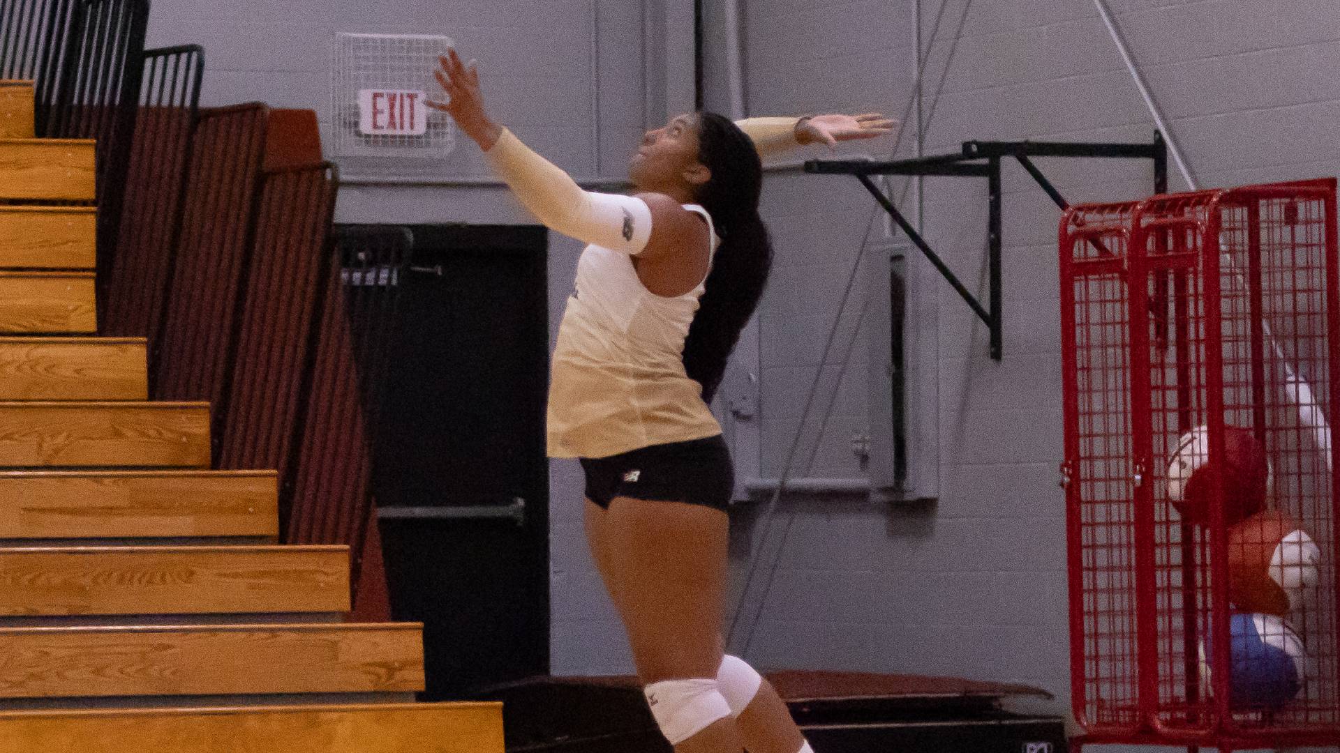Women's Volleyball Splits Tri-Match with a Sweep Over Fitchburg State